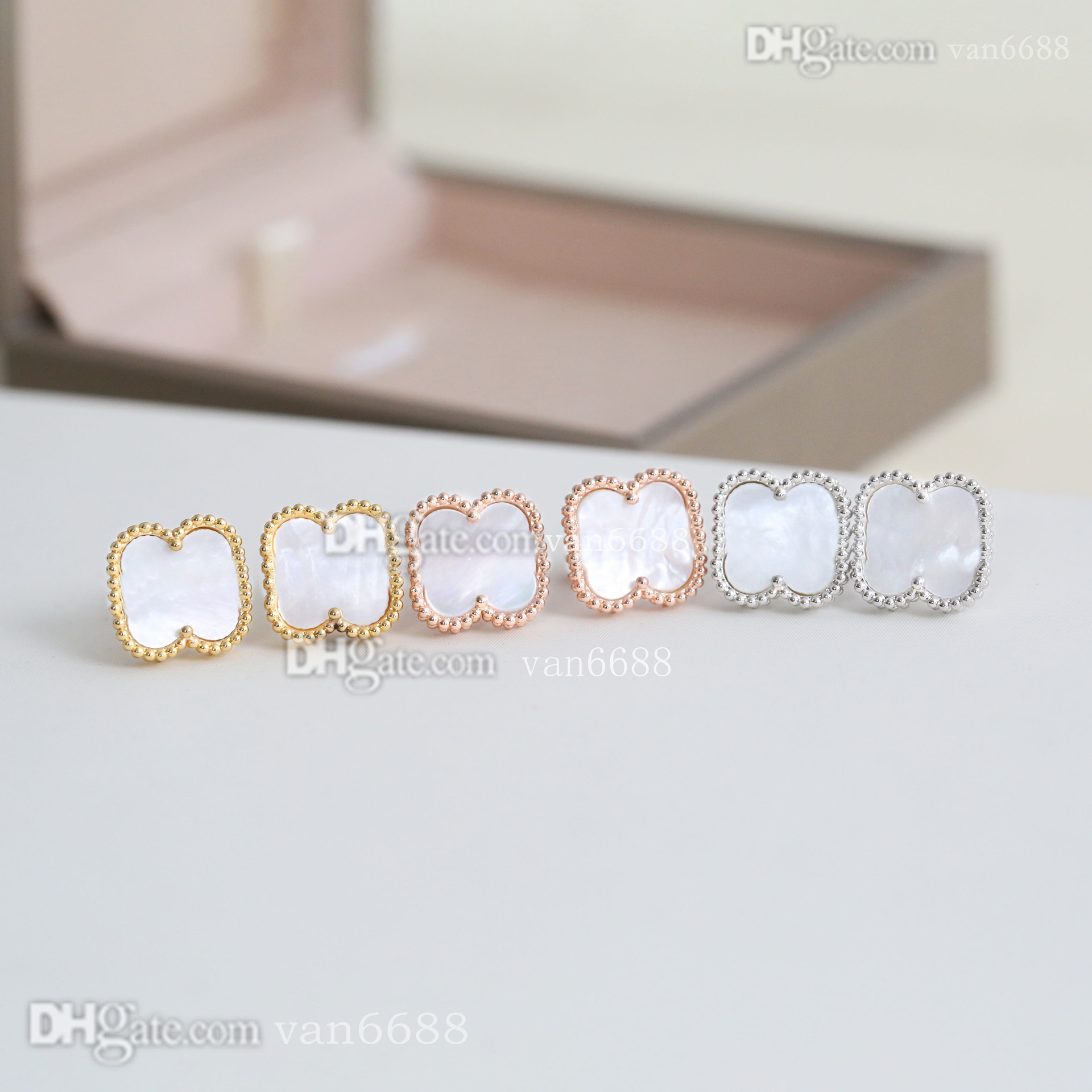 

Luxury Designer Stud Earrings Clover Love Women Classic Van Charm Jewelry Couple Gift pendant Cleef Screw Party Wedding