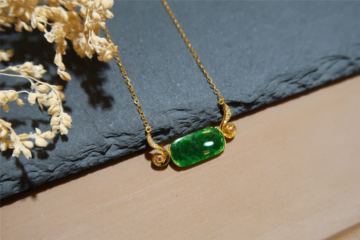 

Jadeite inlaid 18k gold necklace full of green jewelry, Silver