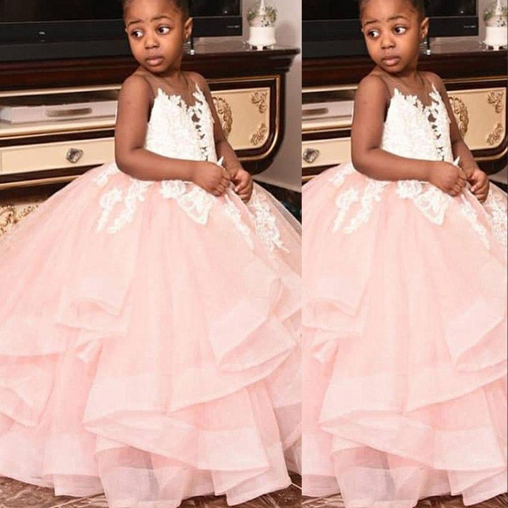 

2021 Cute Blush Pink Flower Girl Dresses For Weddings Sheer Neck White Lace Appliques Ball Gown Tulle Ruffles Tiered Girls Pageant Dress Kids Communion Gowns, Light yellow