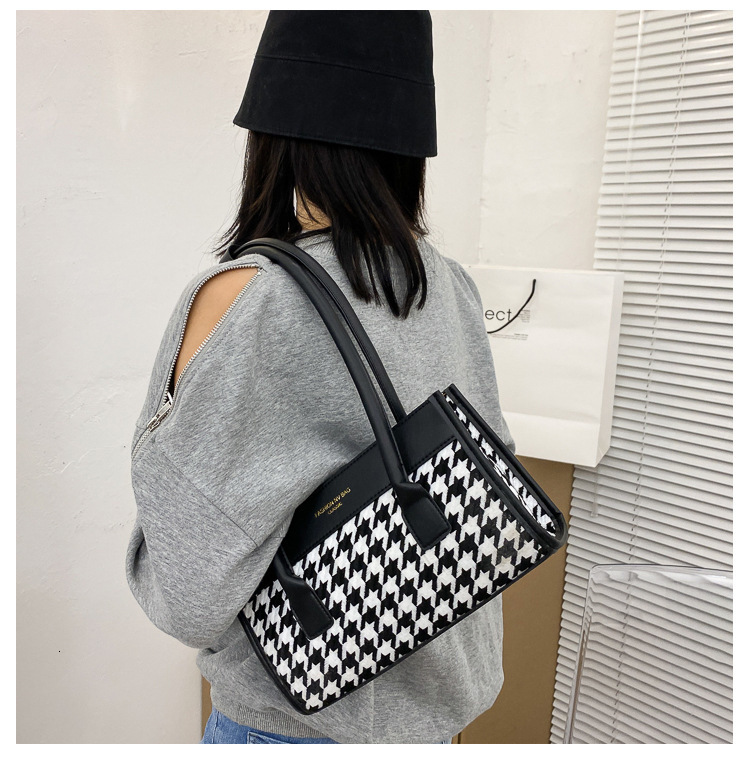 

Portable small bag women's fashion autumn wallets and winter simple lattice hand single shoulder, Red;black