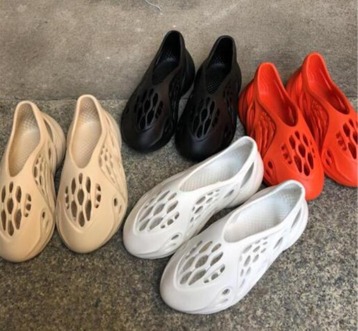 

2021 Foam runner clog sandal triple black white fashion slipper women mens tainers beach sandals slip-on shoes, Grey