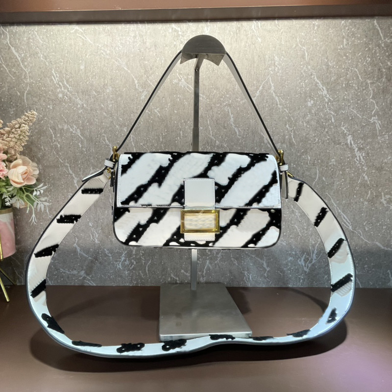 

Medium Baguette Bag Women Crossbody Bags Gold Metal Classic Embroidery Pattern Handbag Purse Magnetic Buckle Detachable Belt Newest