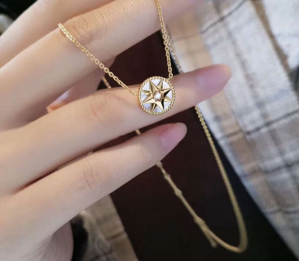 

pendants D family / Dijia compass Pendant and luxury creative six pointed Fritillaria star geometric Necklace Silver