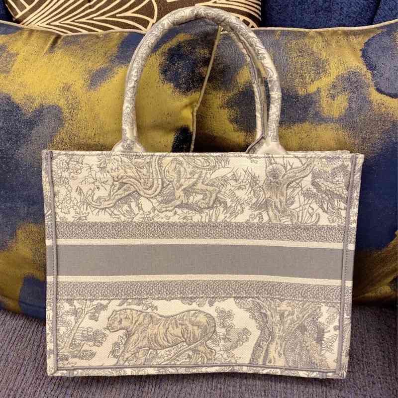 

Handbags designer dio tote Bags Di embossed embroidery Tote Shopping Bag portable messenger bag female tiger travel canvas bag Mommy large women handbag, Blue tiger
