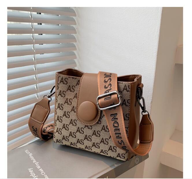 

Evening Bags European American Fashion Large Capacity High-grade Versatile Retro Korean Wide Shoulder Strap Bucket Bag Leisure Messenger