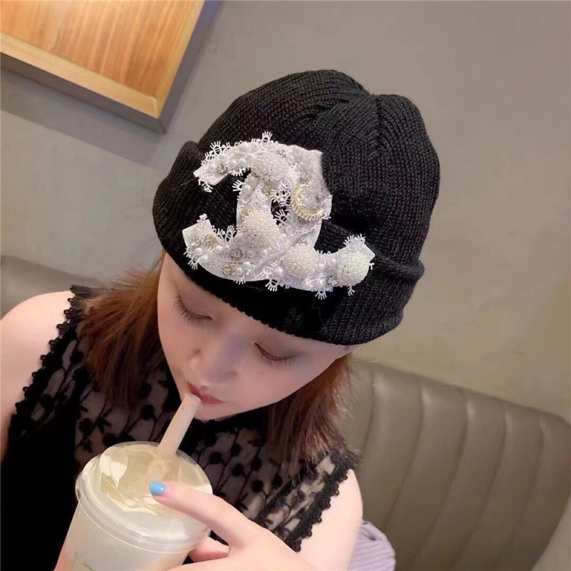 

2021 autumn/winter knit cap Women's wool cap face showing small pullover cap pile pile hat., White