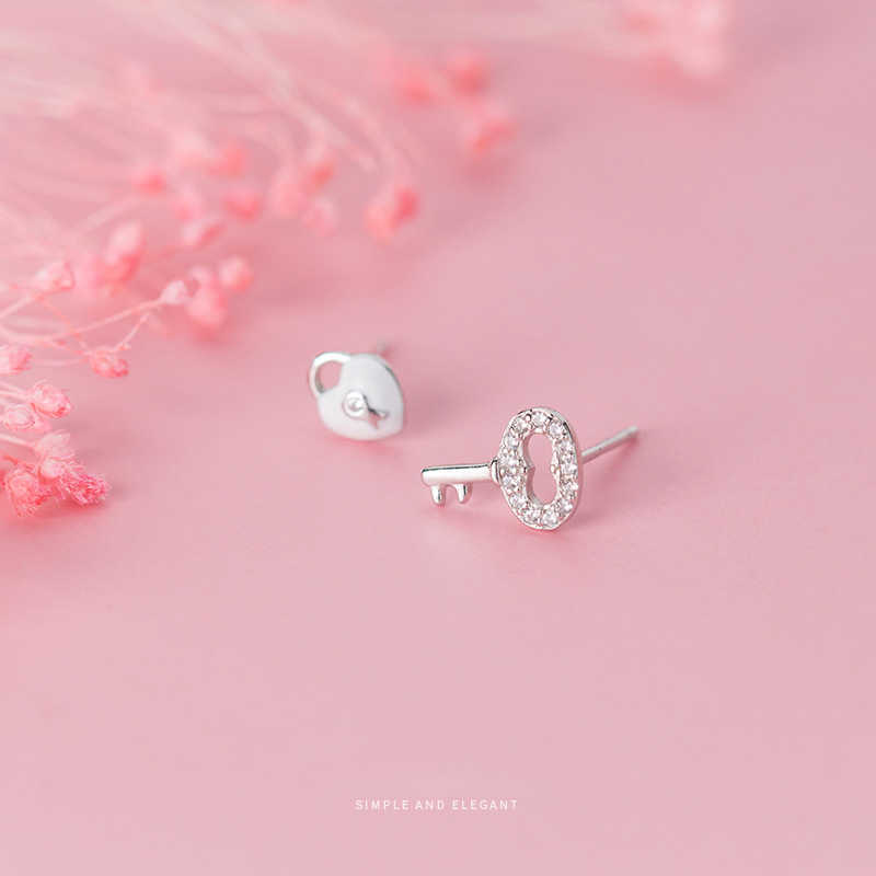 

Romantic Valentine's Gift 925 Sterling Silver Shining Zircon Cute Key Lock Asymmetry Stud Earring for Women Fine Jewelry 210707