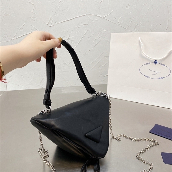 

The new women's handbag the early autumn of is lightweight and simple design. Multi color optional Purse Outlet