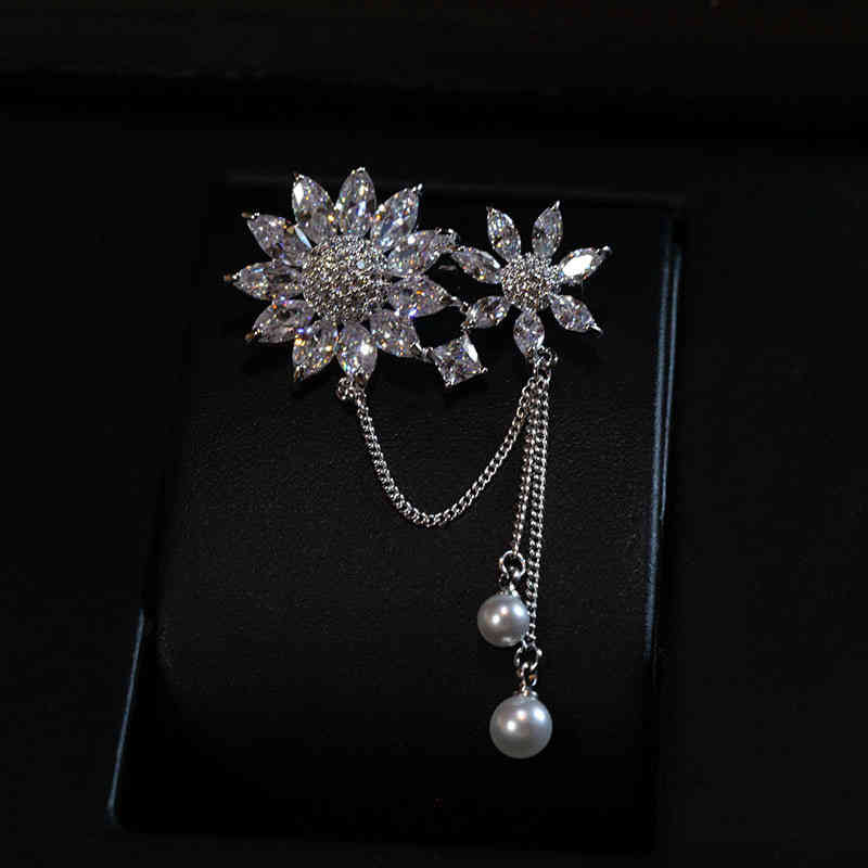 Fashion Luxury Crystal Tassel Brooch Female Daisy Flower Men's Suit Pin Chain Sweater Accessories Temperament-image-744299193