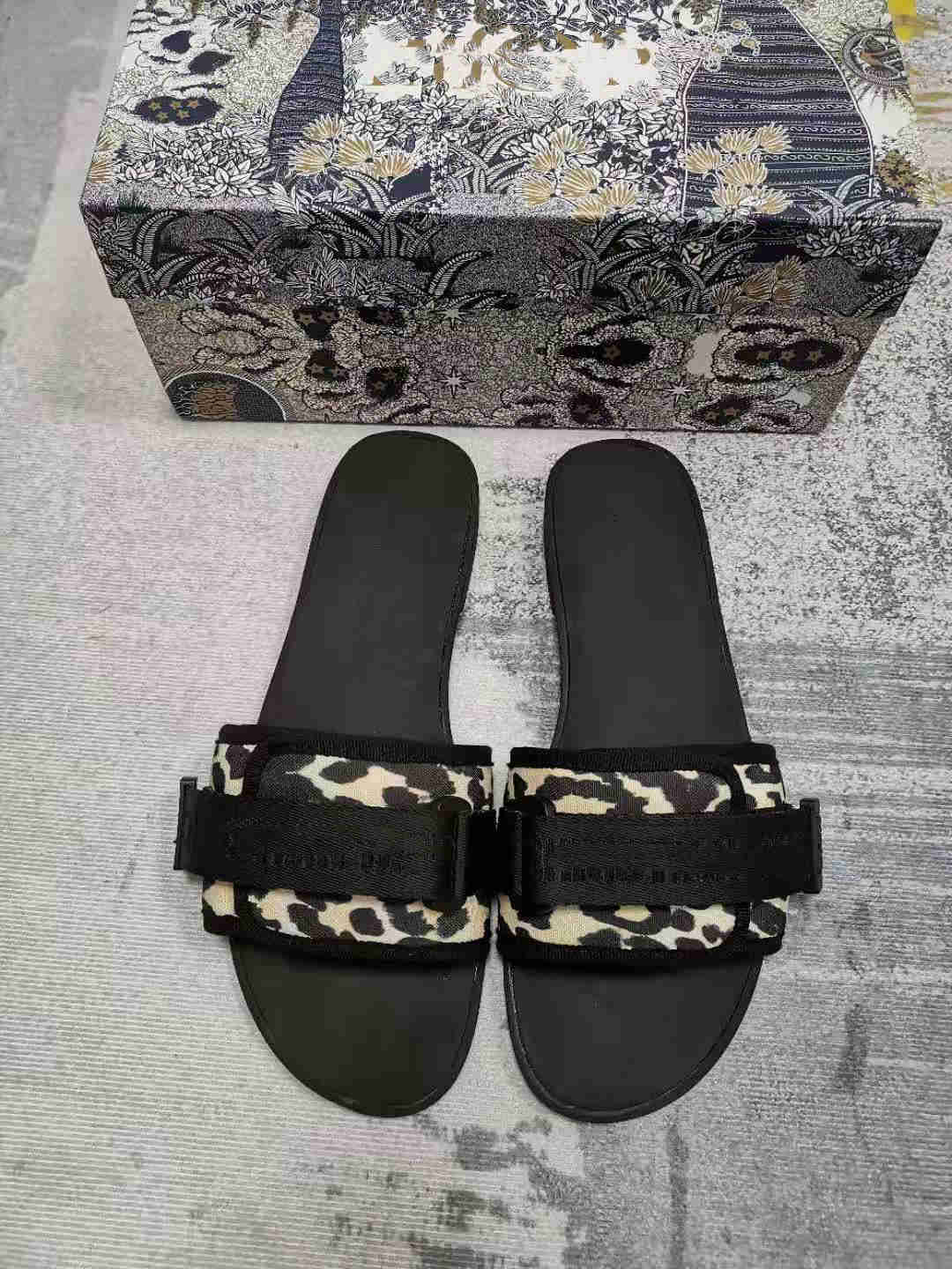 

The latest ladies slide in 2021, fashion designer ladies summer slippers sandals,  color optional boxes, Black