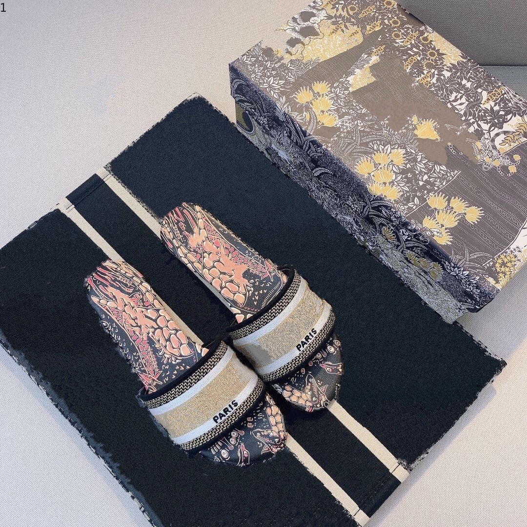 

Valentin 2021Women Sandals Slippers Embroidery Sandal Floral Brocade Flip Flops Striped Beach Genuine Leather Dazzle Flowers Slipper KOP003