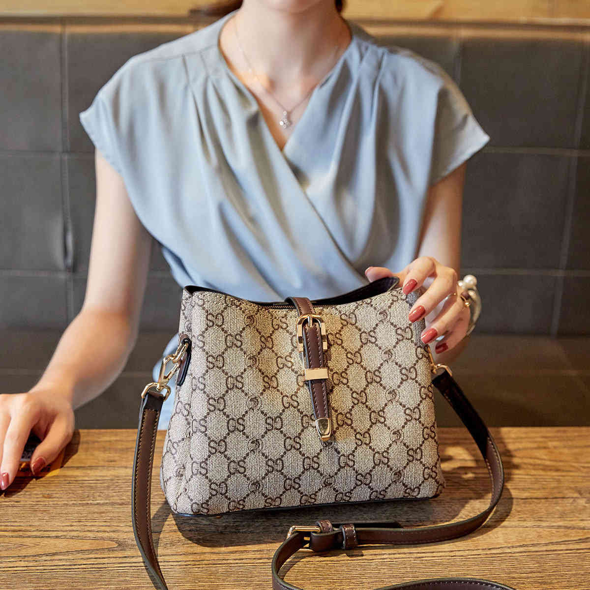 

Cheap contrast women's bag old flower large capacity bucket celebrity Messenger Bag Fashion printed single shoulder Handbags Premium, Brown 1