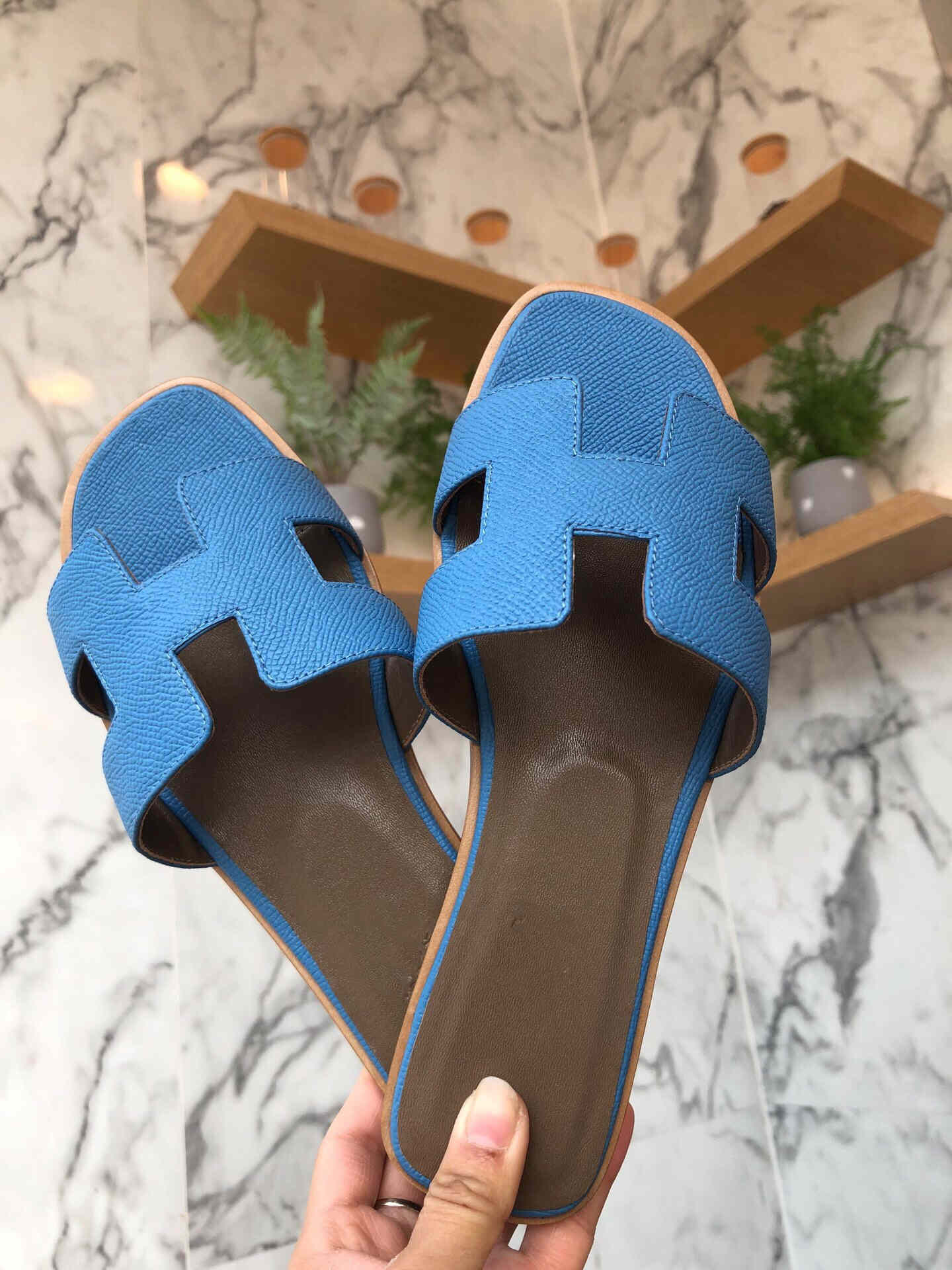 

Luxury classic slippers Calfskin flip-flops flat high quality with box size 35-42, Color 13