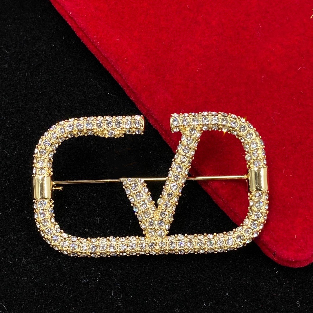 

European and American smooth diamond-studded classic letter brooch all-match simple brass quality unisex fast delivery