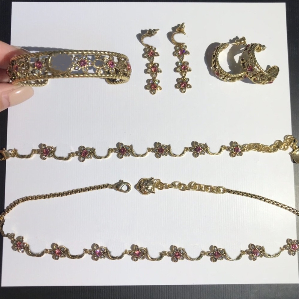 

Fashion Retro Jewelry Set Bracelet Necklace Earrings for Woman High Quality Brass Diamond Bracelet Supply Necklace Chain