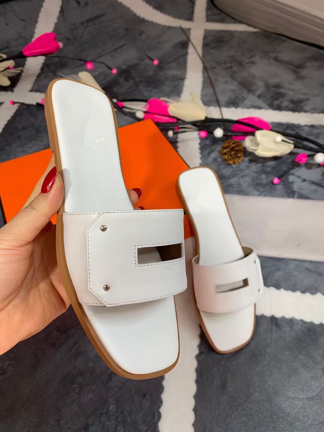 

Fashion Paris Womens Beautiful Scuffs Shoes Summer Beach Slides Girls Flat Slippers Ladies Flip Flops Loafers with h kjhJJ003