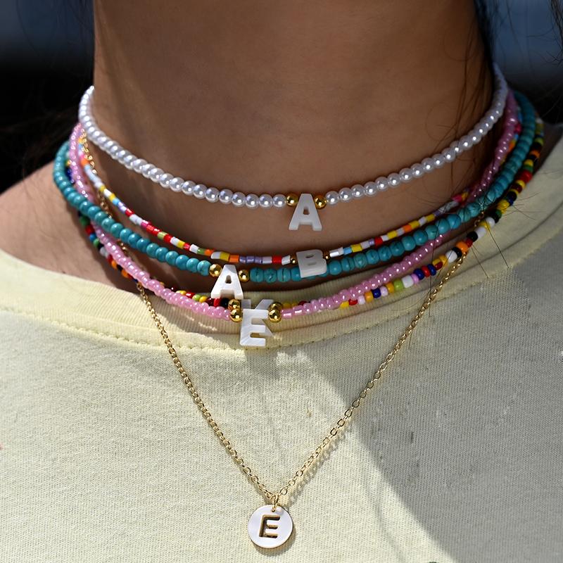 

Chokers Bohemia Beaded Choker Necklace For Women Initial 26 Letters Pendant Chain Fashion Shell Pearl Jewelry Boho Accessories