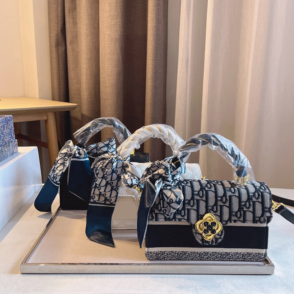 

2021 brand designer shoulder bag women's fashion luxury Top quality leather rhombic pattern portable cross bags with scarf box size 20*8*13cm, Colour 2