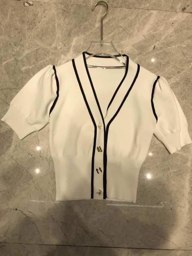 

Net red with 2021 spring and summer new small fragrance V-neck knitted cardigan women's black and white stripe contrast short top, White;black