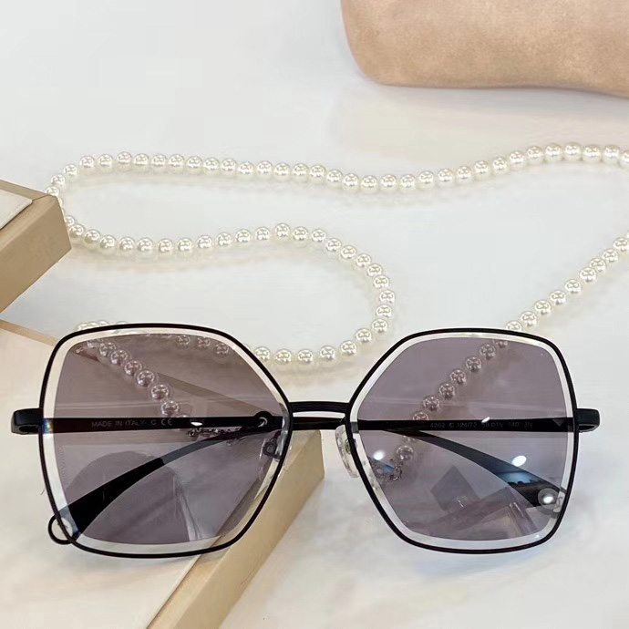 

2021 new Fashion leisure Sunglasses pearl chain necklace /gafa de sol 4262 occhiali da sole women temperament sunglasses New with Box