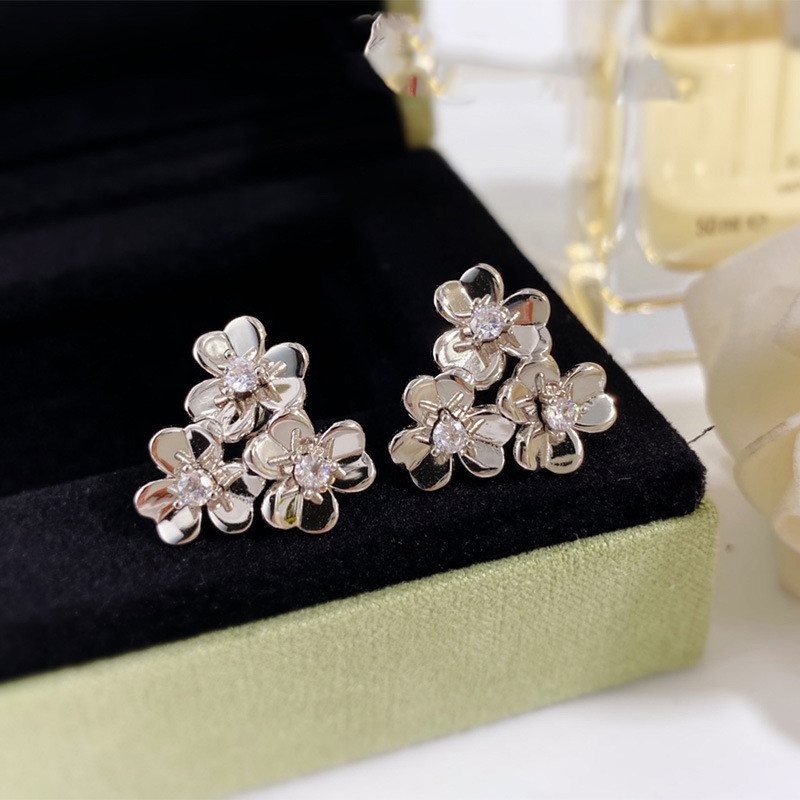 

Luxury Stud Earrings Designer Love Earring Jewelry Gift Party Clover Screw Wedding Van Couple Fashion carti very good 065