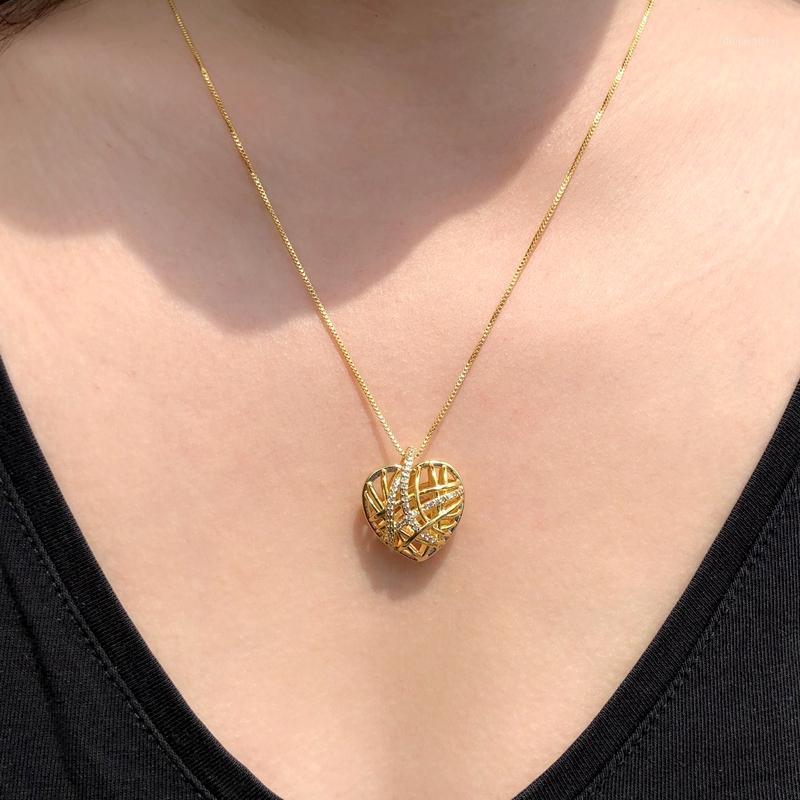 

Chains Creative Heart-Shaped Pendant Necklace Pave Cubic Zirconia Hollow Flower Gold Color Chain Choker Women Fashion Jewelry