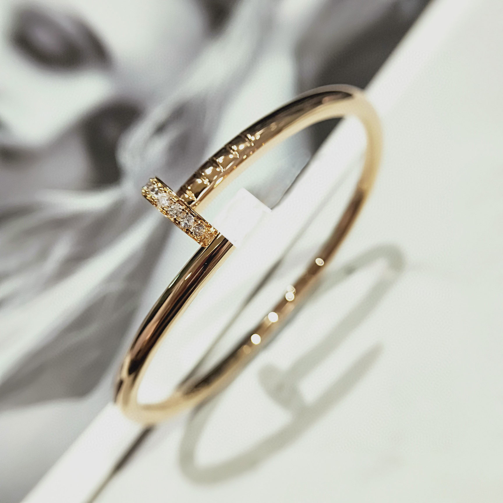 

Men and women fashion nail bracelet wedding with box, White