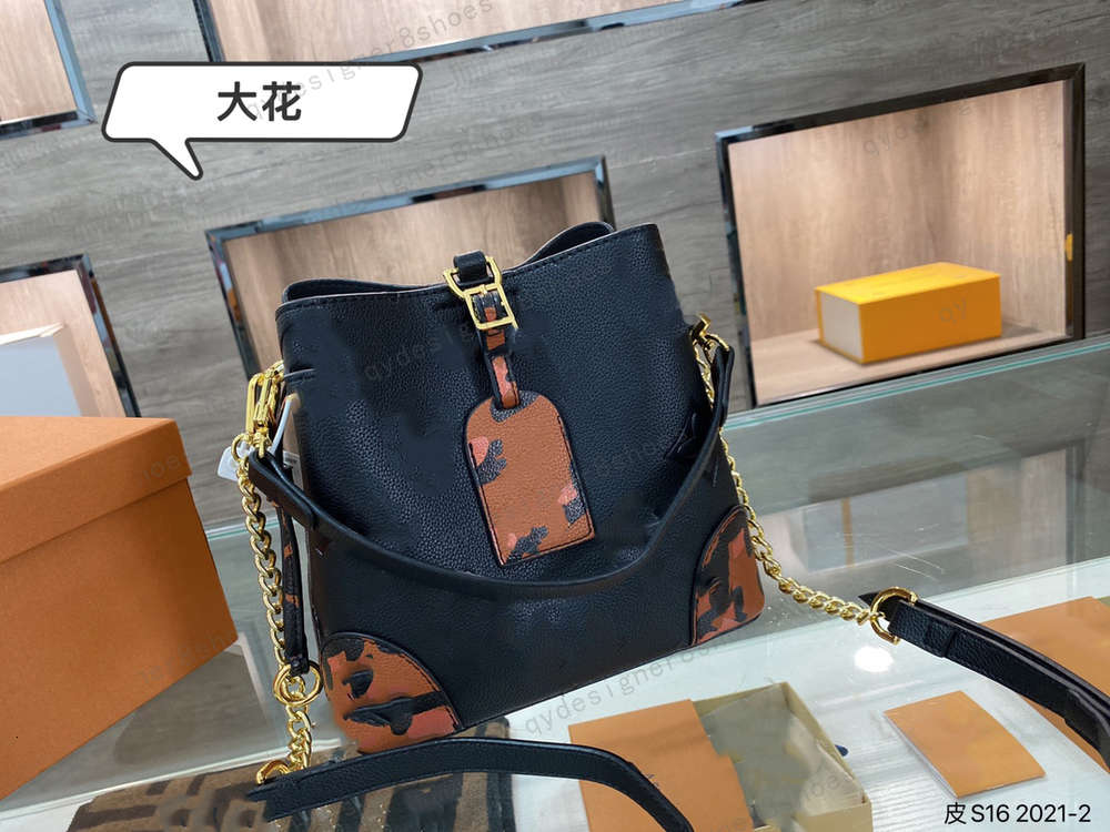 

2021 designer women's cowhide leopard print black printed one-shoulder messenger bag, For transportation