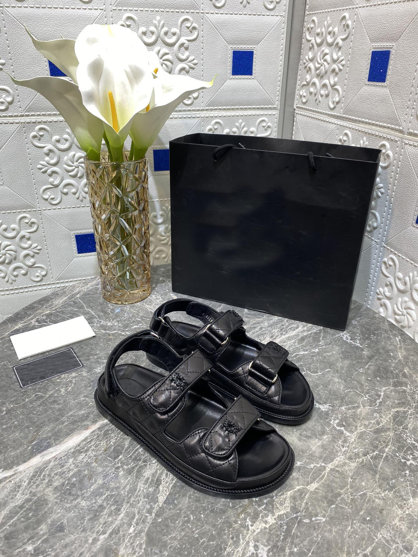 

2021 new summer fashion and comfortable velcro ladies sandals size 35-41 with box
