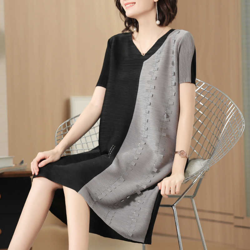 

VANOVICH Women Pleated Dress Summer Short Sleeve Fashion Ladies A-line V Neck Casual Clothing 210615, Grey