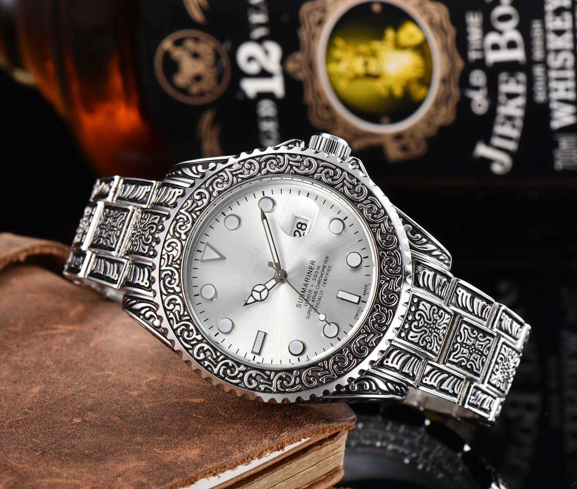 2022 Montre en acier inoxydable pour hommes neufs de style 3 broches rétro gravées de quartz lao gravées