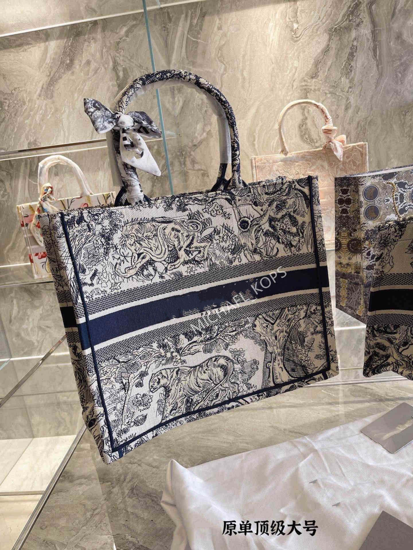 

2021 new embroidery 3D three-dimensional tiger pattern large capacity luxury big brand shopping bag handbag handmade double-sided embroidery, White blue tiger
