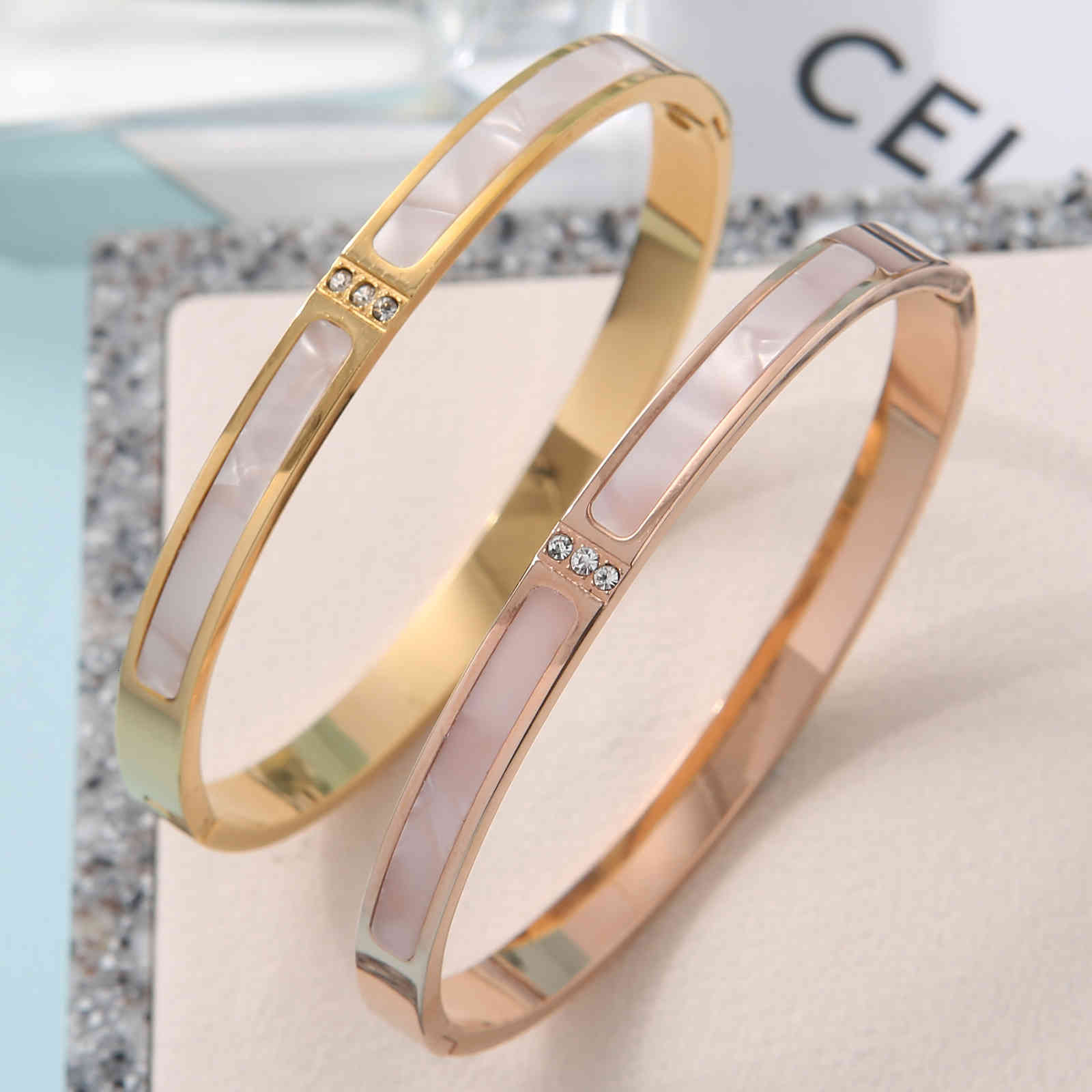 

Korean version simple natural white Fritillaria inlaid with three diamonds 18 rose gold-plated bracelet titanium steel bracelet does not