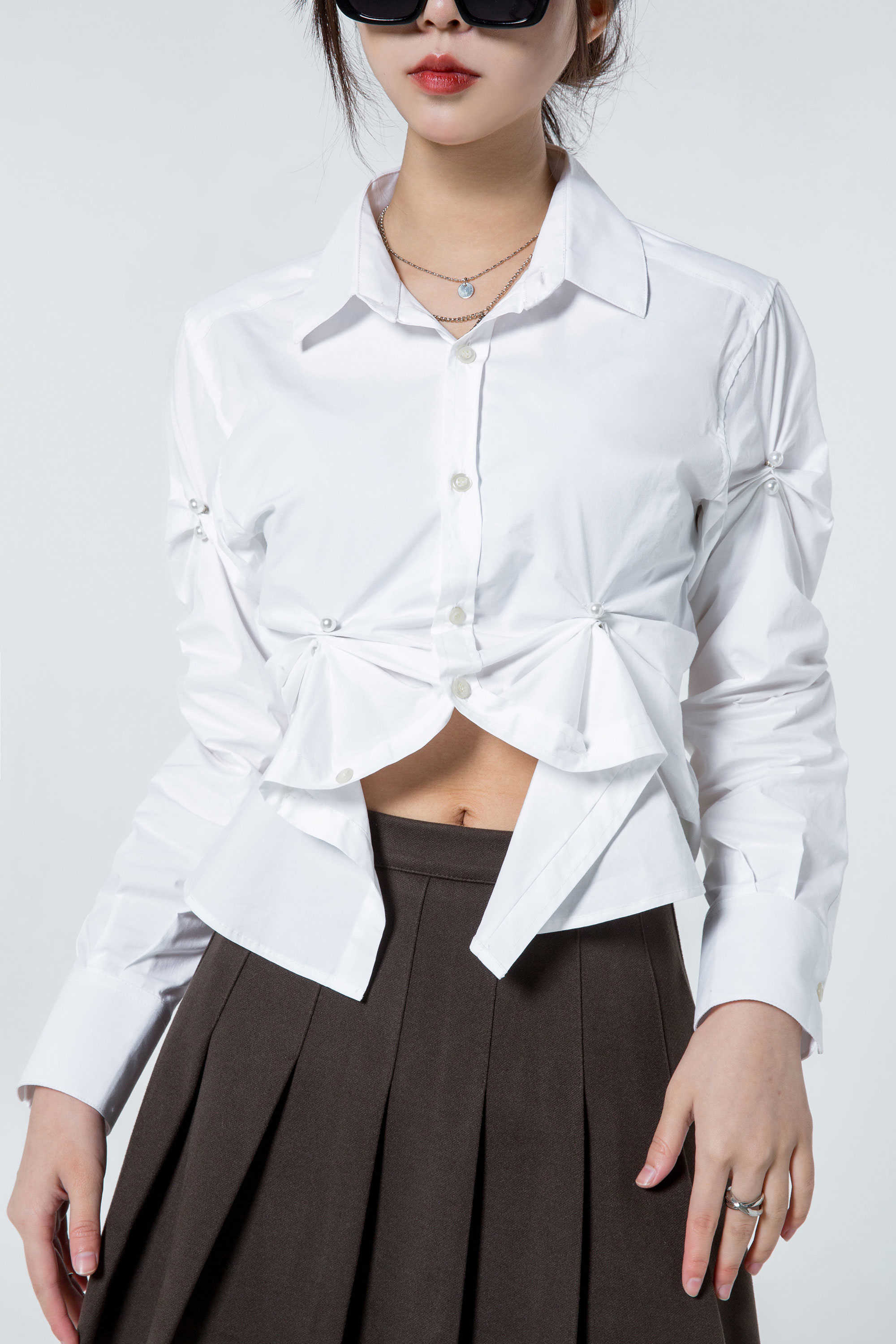 

Spring Summer Design Solid White All Match Irregular Pearl Short Shirts Women Tops 210615