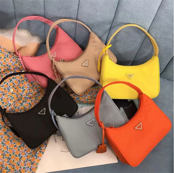 

2022 Top quality Designers hobo shoulder bag for womenMessenger promotion Chest pack lady Tote chains handbags presbyopic purse bags vintage handbag foumas, Small(20-30cm)
