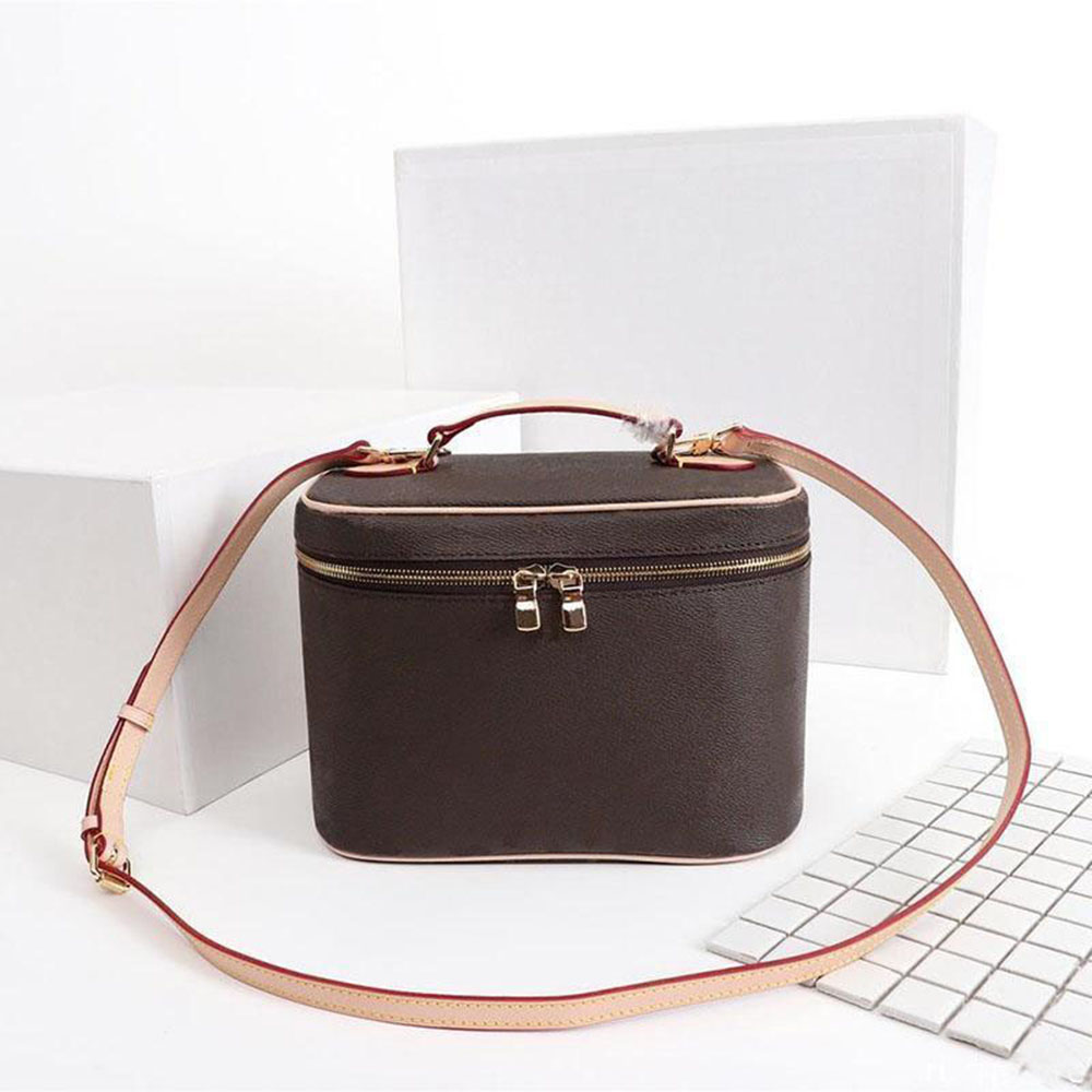 

Luxurys Designer Cosmetic Bags Wash Bag Toilet Pouch High Quality Handbags Women With shoulder strap Beauty Makeup Case Pochette Zippy Kits, Size:24x18x14.5 cm
