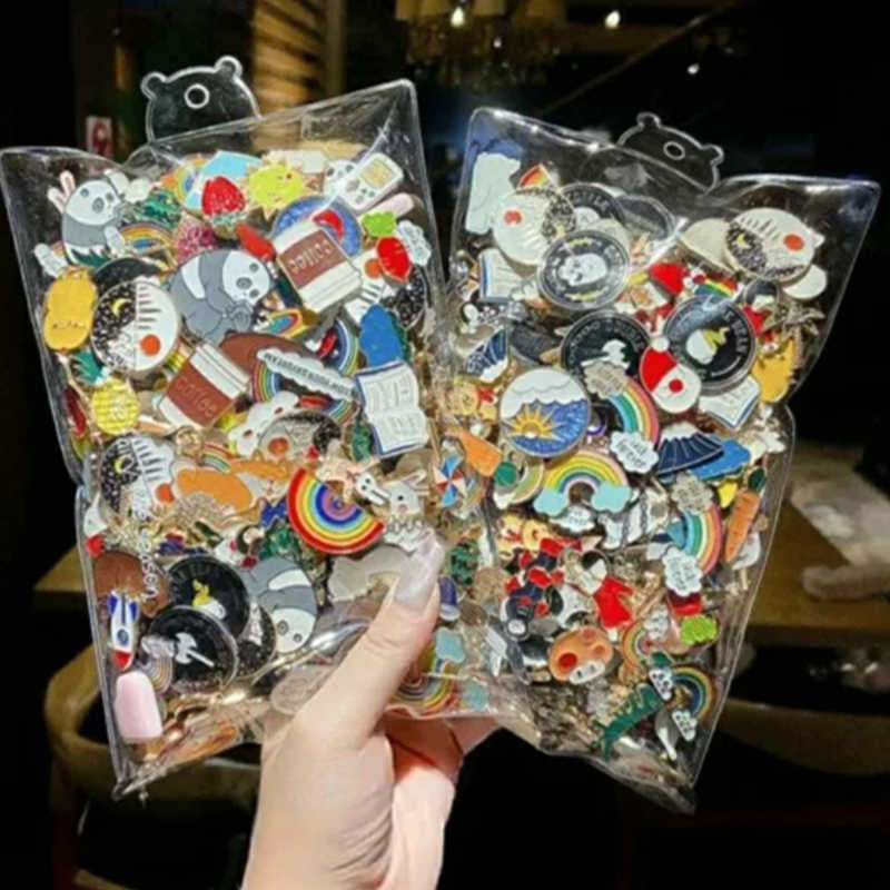 

Wholesale Brooch Metal Pins Mix Styles Lapel Pins Cartoon Designs Badge Friend Jewelry Accessories Gift H1018