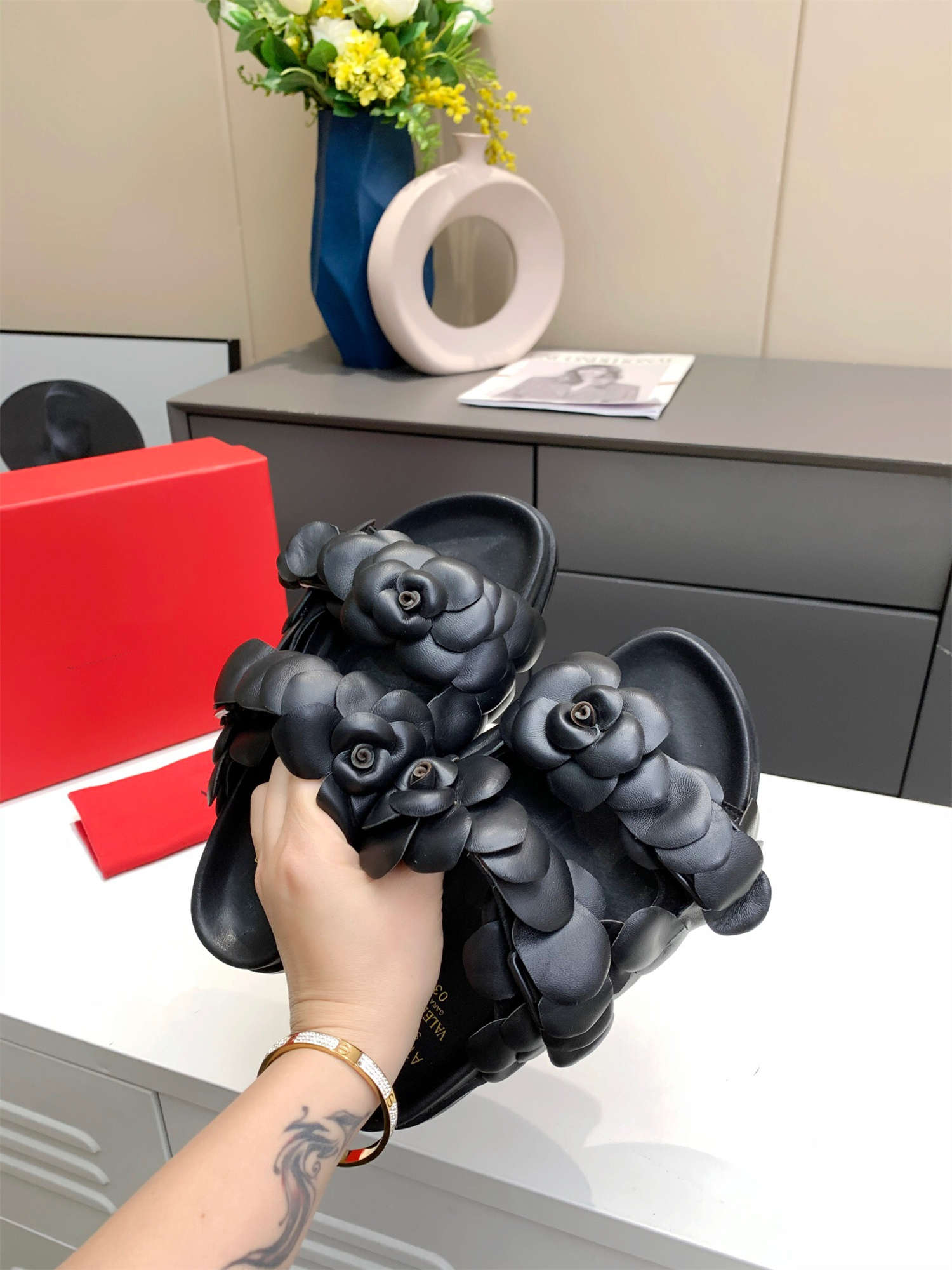 

Luxury designer sandals Flower flat slippers piece by petal gentle lady High-quality carefully crafted shoes Comfortable soft sole size 35-42, Black