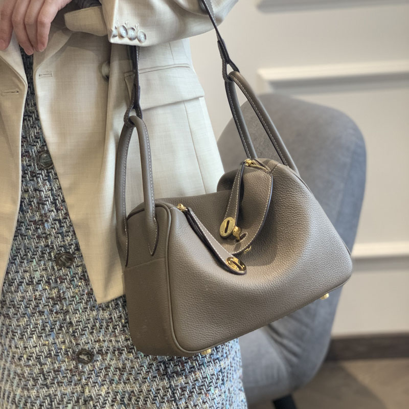 

High-End Custom 2020 Top Layer Togo Cowhide Medical Box Shoulder Underarm Womens Handbag, Khaki (elephant gray) 19cm spot delivery