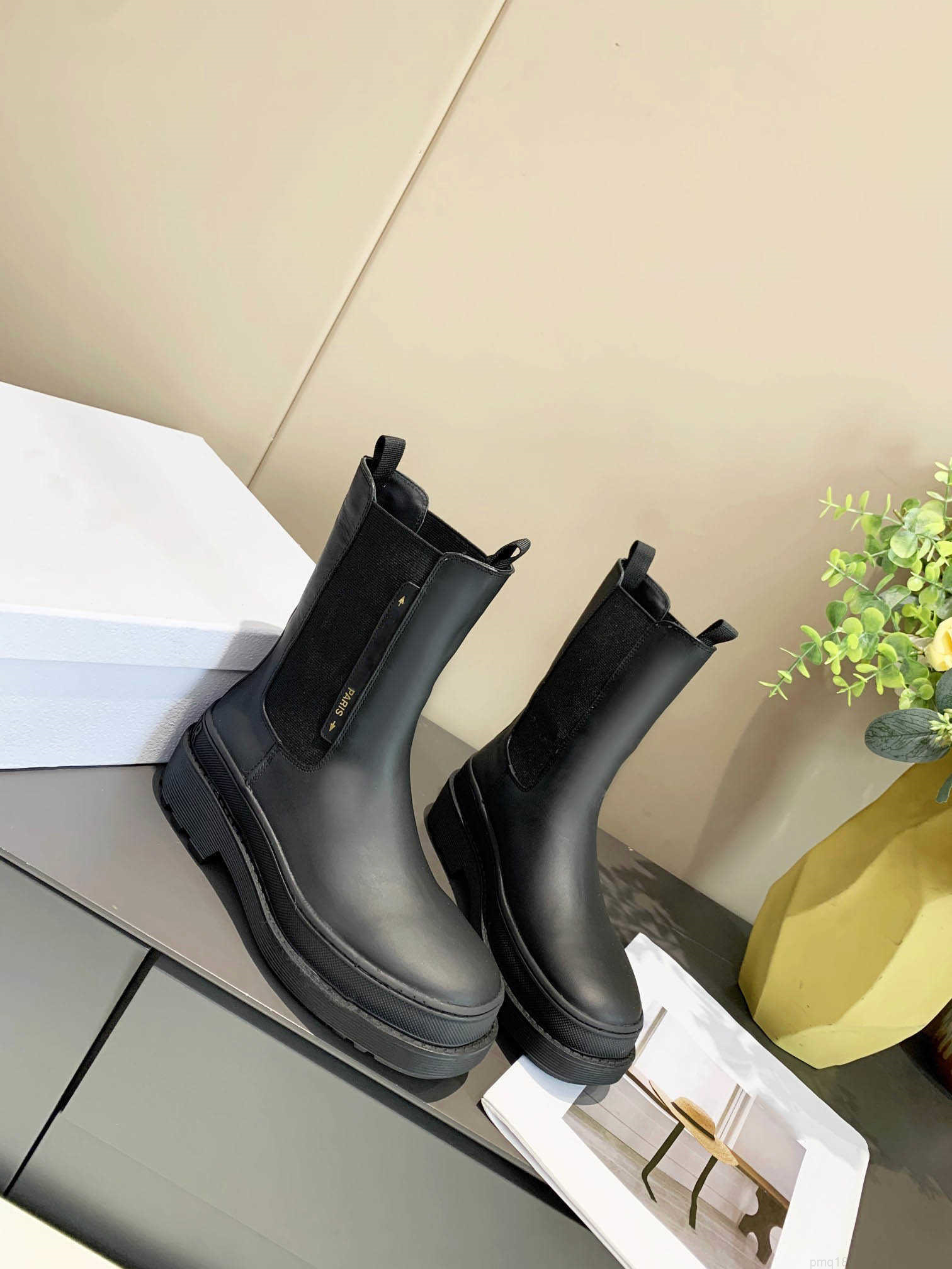 

2021 Women Designer TRIAL ANKLE BOOT Lady Luxury Martin Boots Outdoor Winter Leather Flat Sneakers with Box Size US 4-10, Don't buy it