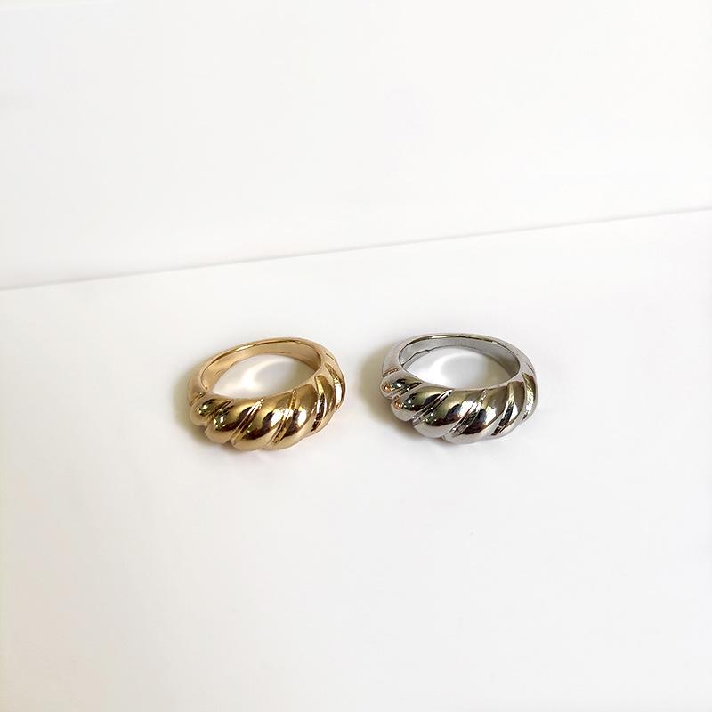 Personnalité irrégulière Croissants texturés Bagues Cercle géométrique de la mode Twist pour femmes Filles Déclaration Bijoux Coussin de cadeau