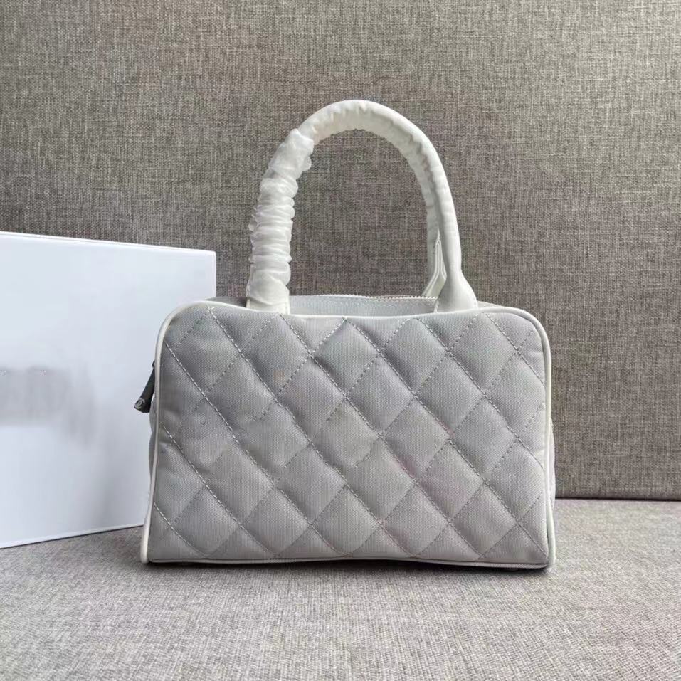 

2021 High Quality Classic Design Medieval Bowling Bag Simple Fashion Diamond Pattern Contrast Color Shoulder Bags Large Capacity Sports Fitn