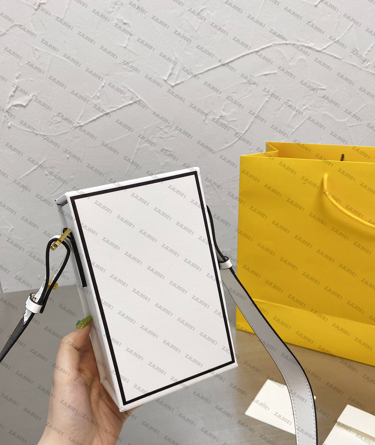 

Women Luxurys Designers Bags 2021 boxes of white, black and yellow super fiber concave shape must be