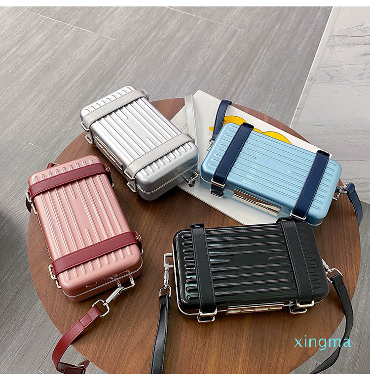

2021 latest bag women's black and personal handbags aluminum grain calfskin clutch and shoulder messenger bag
