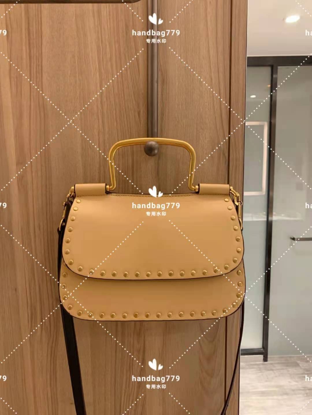 

Classic design for ladies Messenger Bags Solid color leather polka-dot decorative envelope bag with metal handle