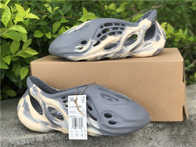 

Water Shoes hotsale yee runner Hole Kanye sandals sports slipper couple women & men