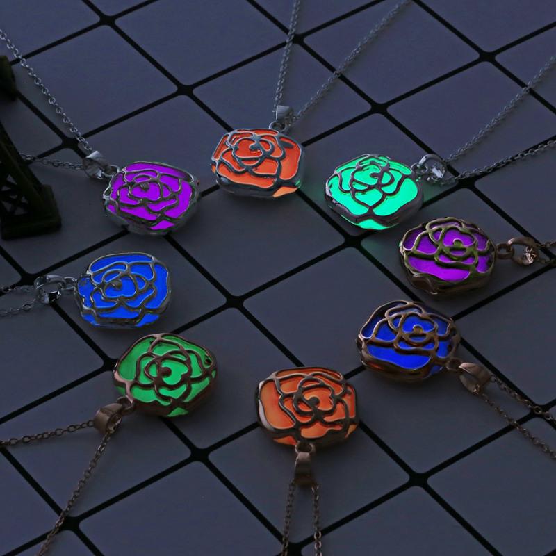 

Pendant Necklaces 2021 Romantic Rose Glowing Women Necklace Girlfriend Luminous Flower Choker Fashion Chain Party Valentine Jewelry Gift