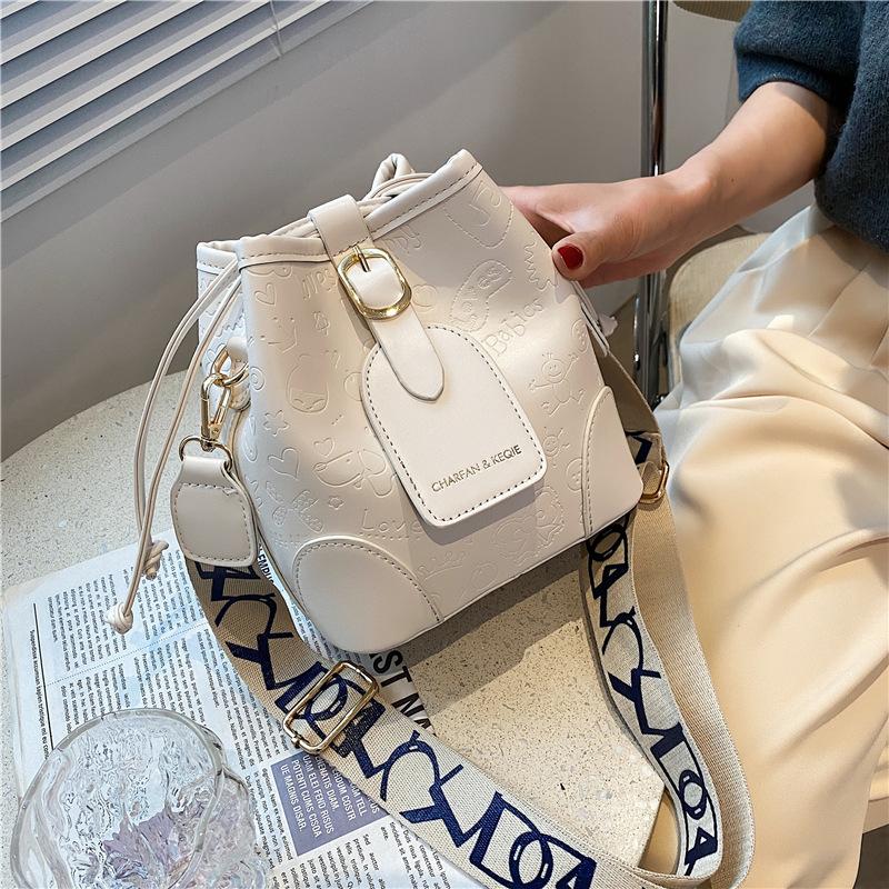 

Evening Bags Simple Embossed Design Bucket 2021 Summer Style Sale Fashion Trend Wide Shoulder Diagonal Bag Beach