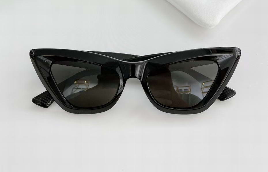 

Black Cat Eye Sunglasses 1033 Gray Lenses Women Fashion Shades Sun Glasses UV Lens with box
