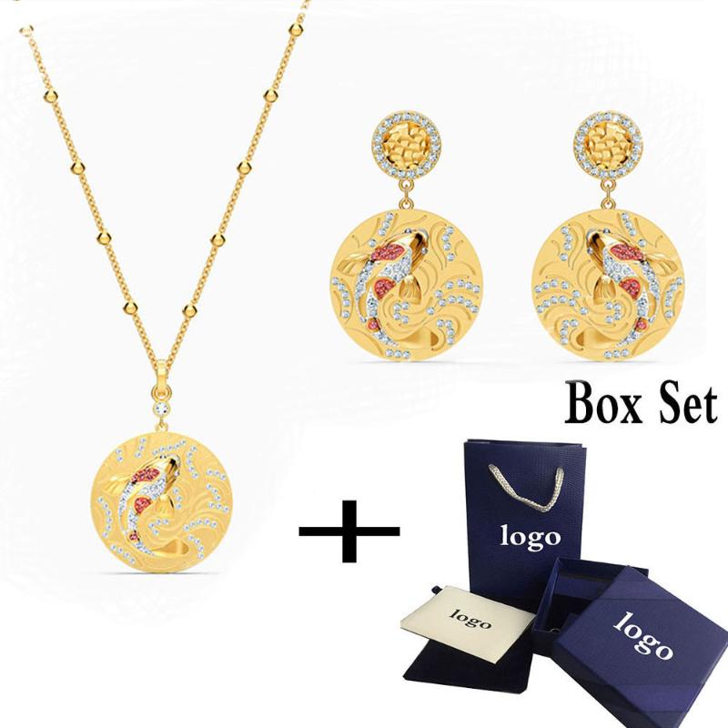 Chaînes 2021 Swa Summer Chine exclusive Koi Chucky Pendentif Boucles d'oreilles en deux pièces, cadeau romantique pour filles, mode unique